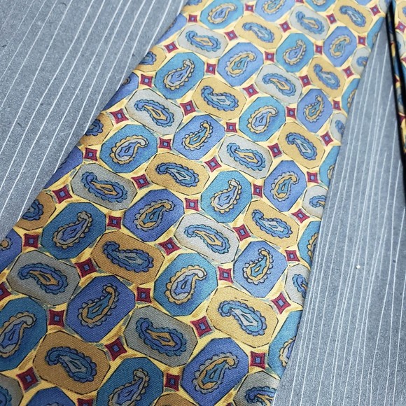 Geoffrey Beene Men's Multi-color Silk Necktie - Gently used - Picture 3 of 4